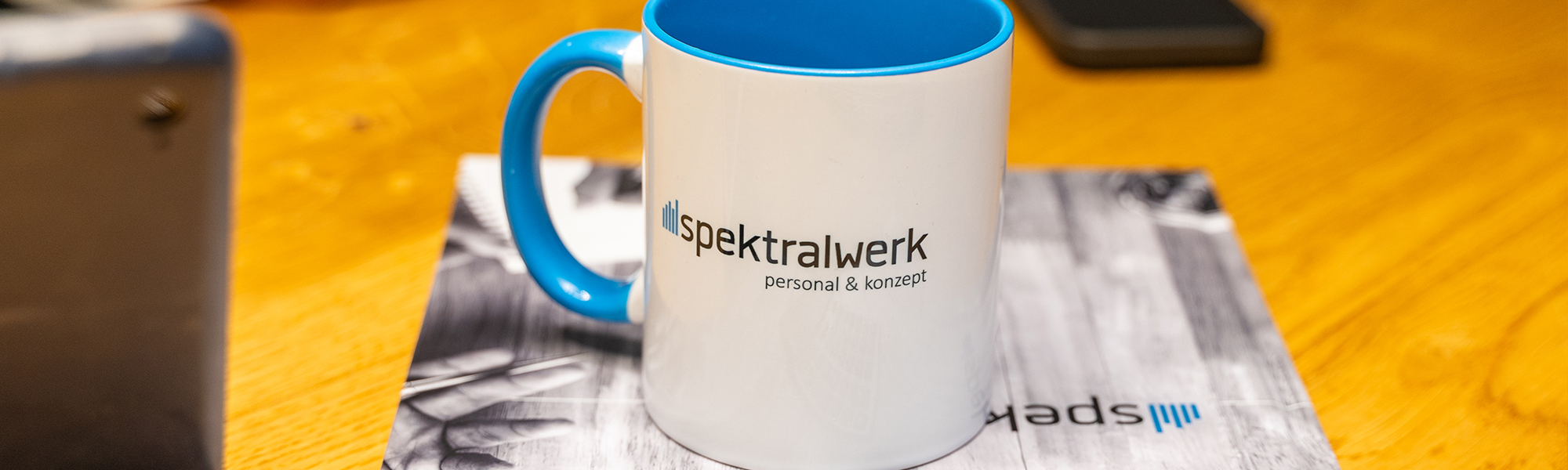 Eine Spektralwerk Tasse.