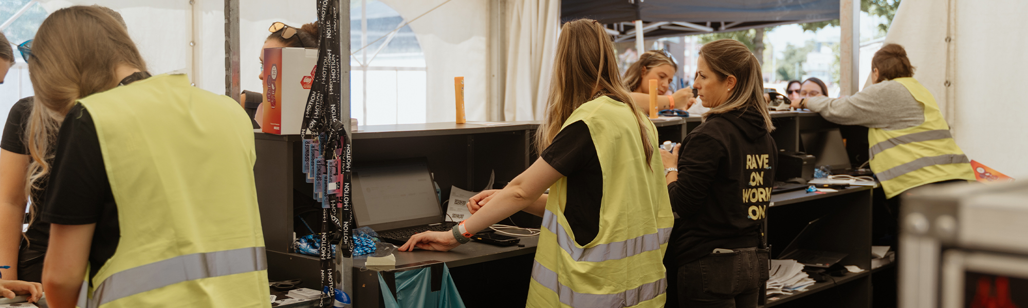Mehrere Spektralwerk Mitarbeiter stehen am Personalcounter.